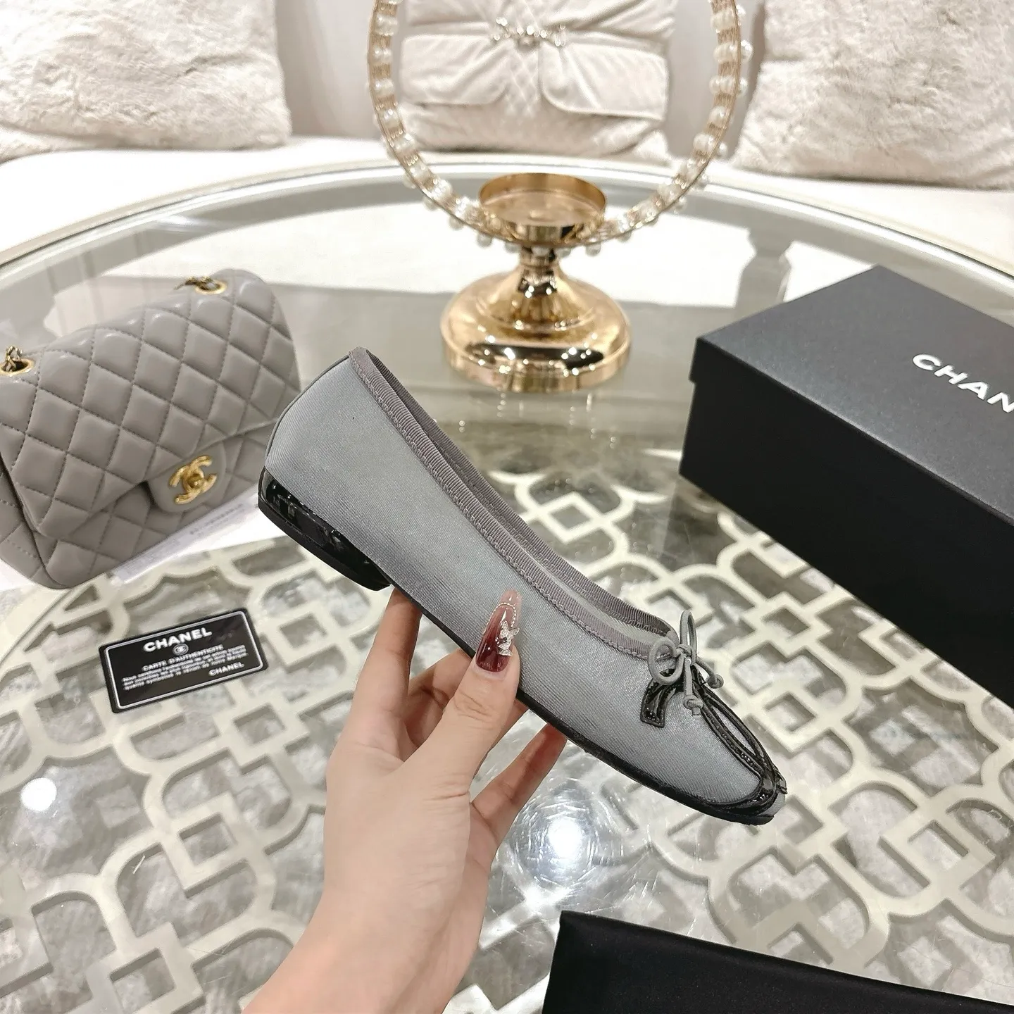 👟👟Ex-factory price 520👟👟 Mesh [purchase-level quality] CHANEL Xiaoxiang 25/A new summer bow-tie shoes 💃 This pair of "dancing shoes" is really breathtakingly beautiful! Made of cowhide fabric + exquisite electric embroidery, every detail exudes a sense of high-end ~ classic bow design, Italian genuine leather sole, comfortable and elegant on the feet, a perfect must-have for fairies!  🌟 All counters are from the same source! All materials are customized according to the original 1:1, and are developed and patterned from genuine products. The quality is absolutely assured ~ a classic that must be bought every year, a versatile artifact that looks great whether paired with skirts or jeans!  💖 The perfect finishing touch for summer outfits, sisters, just do it! 👉 Fabric: Imported sheepskin Lining: Imported sheepskin Outsole: Private molded outsole Size: 35-40